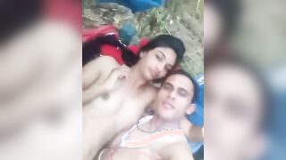 سكس ريفي مصري بنت نايمة علي الارض تتباس ويتقفش فيها