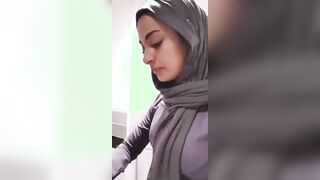 سكس عربي محجبة تمص زب حبيبها برومانسية